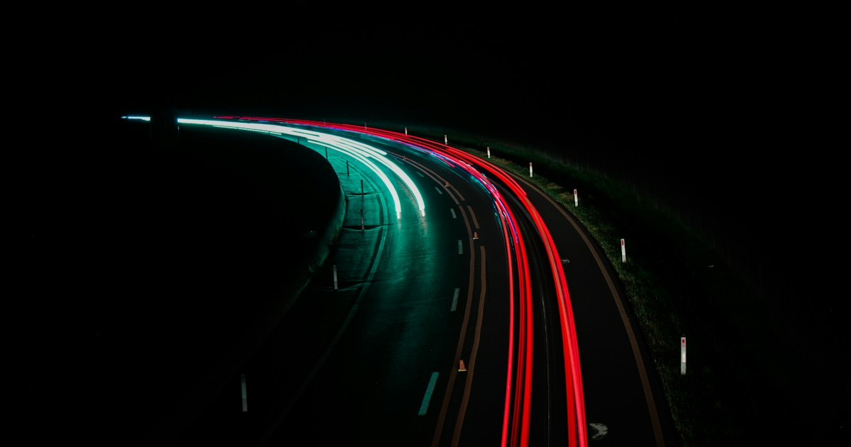 夜の高速道路を長時間露光で撮影した光の帯
