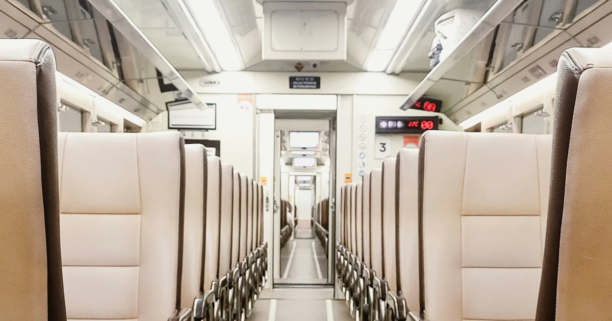 誰もいない列車内に並ぶ座席