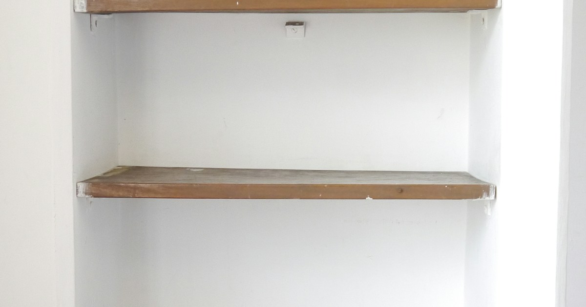 何も置かれていない白い部屋の棚