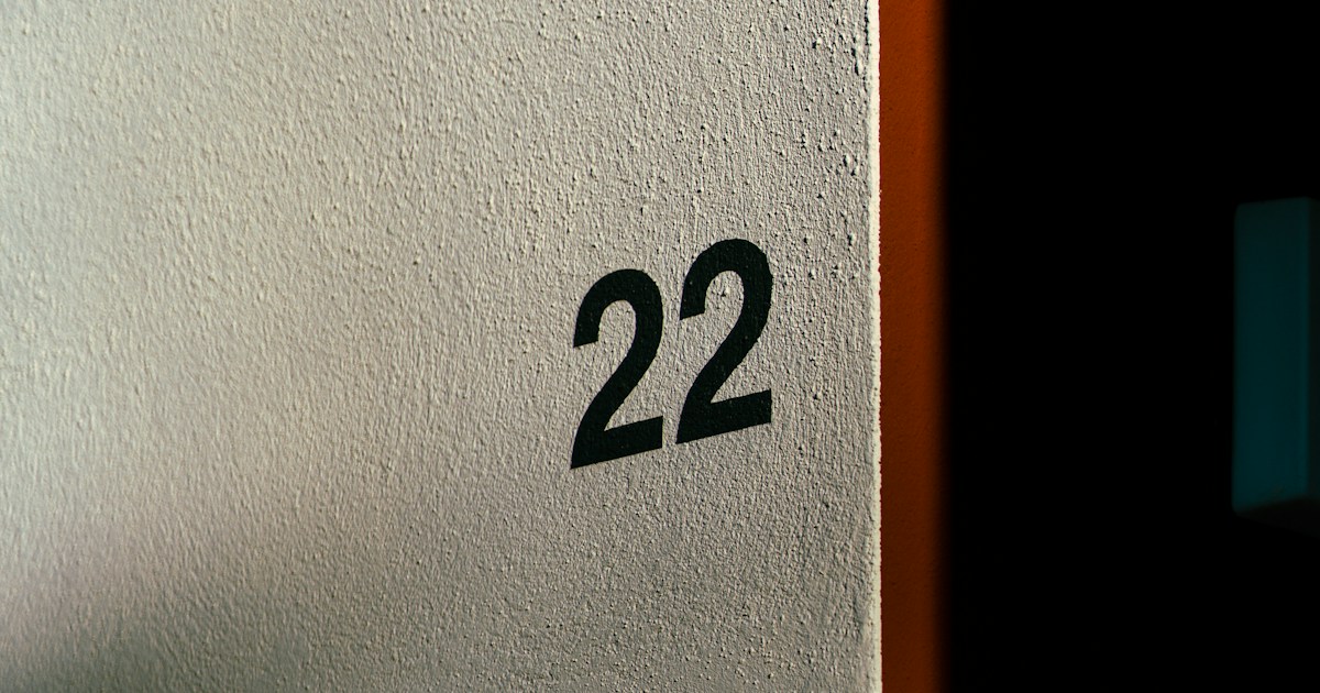 白い壁に黒字で書かれた22の番号
